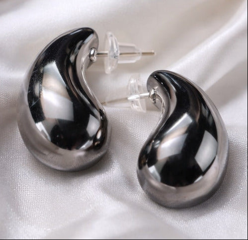 Collage of silver earrings on a white background with close-ups and packaging.