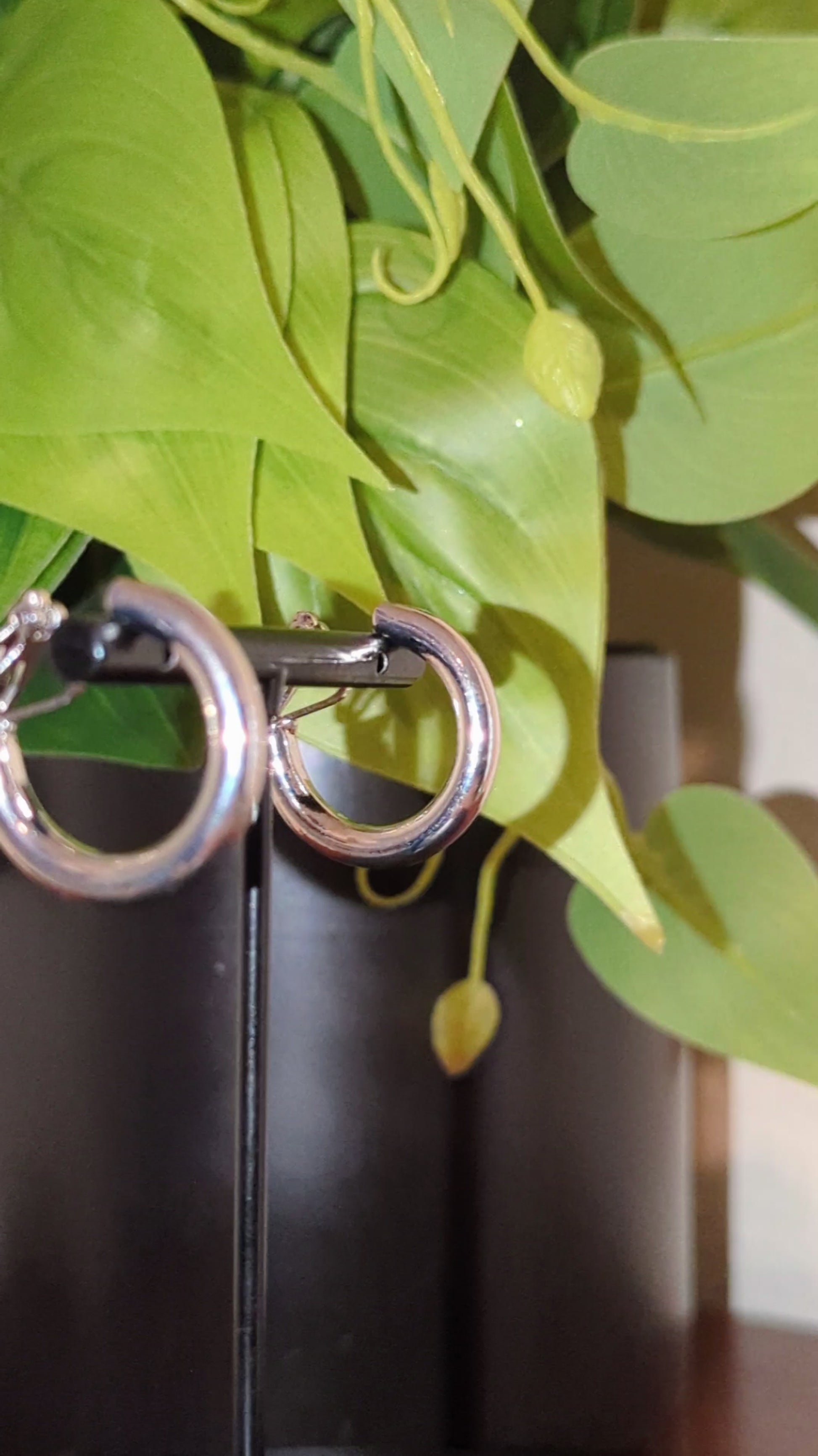 Timeless shine hoop earrings